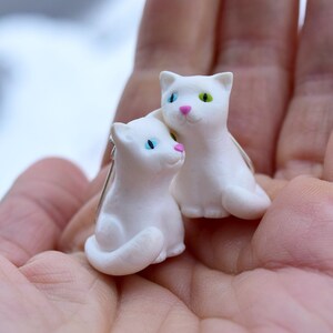 Katzenohrringe, weiße Katzenanhänger, Katzenliebhaber-Schmuckset, schöne Geschenk für ein Katzenliebhaber-Mädchen, Katzenohrringe, kleine sitzende Katzenhalskette