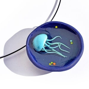 Quallen Halskette, Deep Ocean Anhänger, blaues Meer Charme, Natur-Liebhaber-Geschenk, handgemachte Polymer Clay und Harz