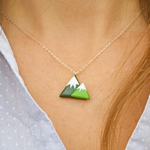 Collier Snow Mountain Range, Mini collier Mountain sur chaîne en argent, collier de charme de voyage délicat, cadeau de bijoux minimaliste image 1