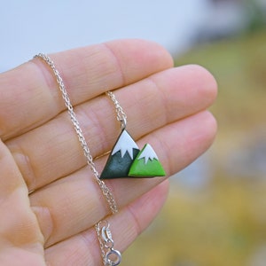 Collier Snow Mountain Range, Mini collier Mountain sur chaîne en argent, collier de charme de voyage délicat, cadeau de bijoux minimaliste image 2