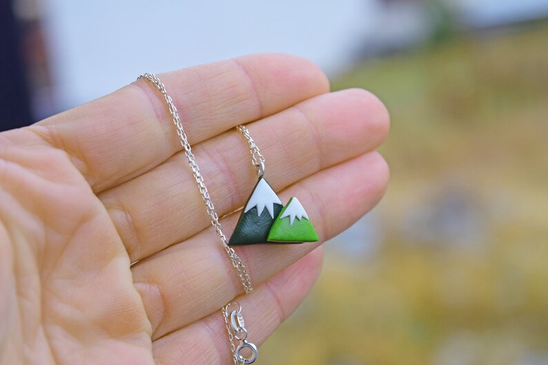 Collier Snow Mountain Range, Mini collier Mountain sur chaîne en argent, collier de charme de voyage délicat, cadeau de bijoux minimaliste image 2