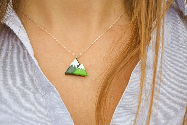 Collier Snow Mountain Range, Mini collier Mountain sur chaîne en argent, collier de charme de voyage délicat, cadeau de bijoux minimaliste image 1