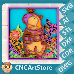 Pode incluir: Um design de papel artesanal em camadas coloridas que representa um capivara segurando uma xícara de café com um pequeno pássaro empoleirado em sua cabeça. O capivara está usando uma echarpe e está cercado por flores. O design é emoldurado em uma moldura roxa e marrom.