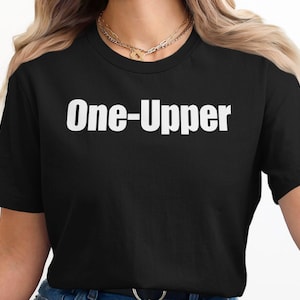 Lustiges One-Upper T-Shirt, Humorvolles Grafik-T-Shirt, sarkastisches Shirt, Freizeitkleidung, Geschenk für Freunde, Einzigartiges T-Shirt, Clevere Sprüche Shirt