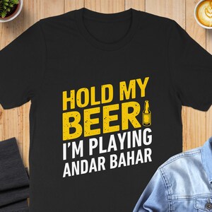 Camiseta engraçada Hold My Beer I'm Playing Andar Bahar - Camiseta humorística de jogo de cartas indiano