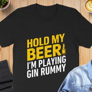 Tieni la mia birra, sto giocando a Gin Rummy, maglietta con grafica divertente del gioco di carte