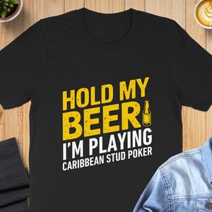 Camiseta Hold My Beer I'm Playing Caribbean Stud Poker - Camiseta engraçada de pôquer