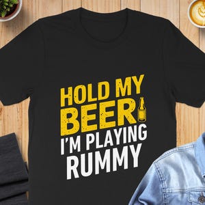 Camiseta Hold My Beer I'm Playing Rummy - Camiseta engraçada de jogo de cartas para amantes de Rummy