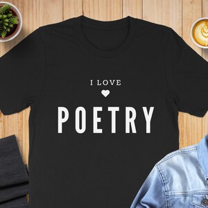 Koszulka „Kocham poezję”, koszulka dla miłośników literatury, koszulka z prezentem dla poety, koszulka dla mola książkowego, ulubiona przez czytelników, entuzjasta poezji, koszulka z kreatywnym pisaniem