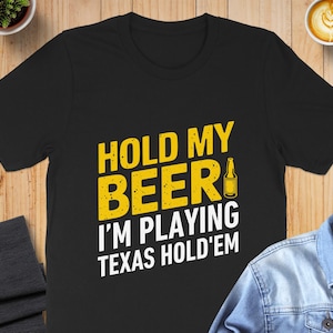 Trzymaj moje piwo, gram w Texas Hold'em T-shirt - Koszulka z grafiką dla entuzjastów pokera