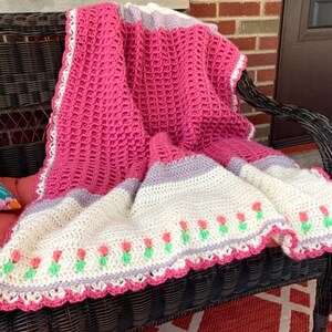 Modèle de couverture au crochet en fleurs de tulipes : Lapghan printanier (Modèle PDF)