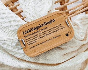 May include: A wooden sign with the text "Lieblingskollegin [Reni] Substantiv; feminin" and a definition of the word. The sign is on a white knitted blanket.