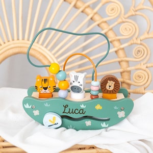 Könnte beinhalten: Ein Holzspielzeug mit grüner Basis und bunten Perlen, mit Tiergesichtern, darunter ein Tiger, ein Zebra und ein Löwe. Die Basis ist mit dem Namen "Luca" personalisiert.