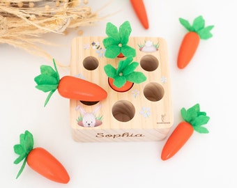 Op de afbeelding: Houten speelgoed met een wortelsorteerspel. Het speelgoed heeft negen gaten en wordt geleverd met vijf wortels. Het speelgoed is gepersonaliseerd met de naam "Sophia".