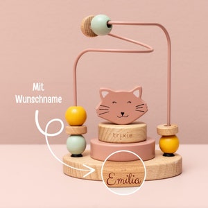 Könnte beinhalten: Ein rosa und hölzernes Katzen-Spielzeug für Babys mit einem Perlenlabyrinth und einem personalisierten Namensschild mit der Aufschrift "Emilia".
