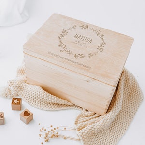 Erinnerungsbox Baby Mädchen, Geburt Geschenk Mädchen, Erinnerungskiste Baby, Holzkiste Baby, Taufe Geschenk Mädchen, Holzbox Mädchen Bild 2