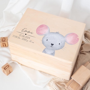 Op de afbeelding: Een houten herinneringsdoos met een grijze muisillustratie en de tekst "Emmi 01.08.2024 17:08 Uhr - 3080 g - 47 cm" op de deksel.