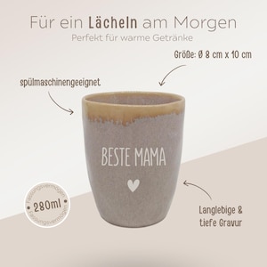 Puede incluir: Taza de cer&aacute;mica beige con el texto "BESTE MAMA" y un s&iacute;mbolo de coraz&oacute;n. La taza tiene una capacidad de 280 ml y mide 8 cm de di&aacute;metro y 10 cm de altura. El borde es de color marr&oacute;n claro. El texto "F&uuml;r ein L&auml;cheln am Morgen" est&aacute; en la parte superior.
