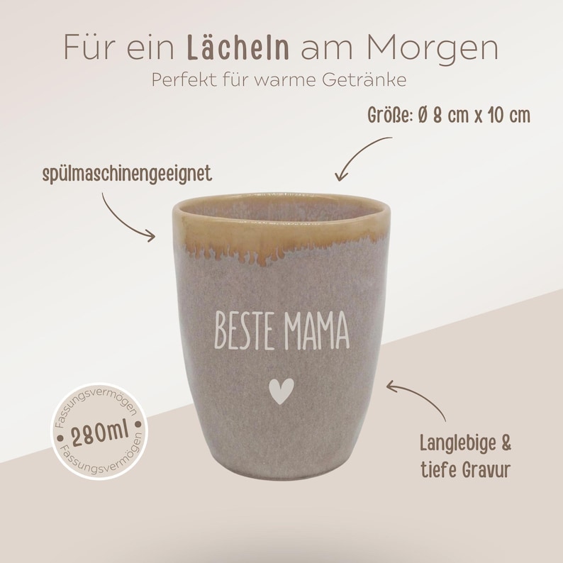 Puede incluir: Taza de cer&aacute;mica beige con el texto "BESTE MAMA" y un s&iacute;mbolo de coraz&oacute;n. La taza tiene una capacidad de 280 ml y mide 8 cm de di&aacute;metro y 10 cm de altura. El borde es de color marr&oacute;n claro. El texto "F&uuml;r ein L&auml;cheln am Morgen" est&aacute; en la parte superior.