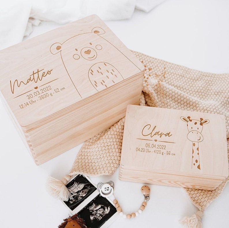 Personalisierte Baby Erinnerungskiste aus Holz mit graviertem Motiv, ideal zur Aufbewahrung von ersten Babyandenken. Kinderfreundliche Holzkiste, verfügbar in verschiedenen Größen und Deckelarten. Perfektes Babygeschenk zur Geburt oder Taufe.