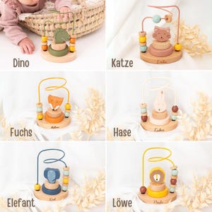 Peut inclure: Des jouets labyrinthes &agrave; perles en bois avec des animaux : dinosaure, chat, renard, lapin, &eacute;l&eacute;phant et lion. Chaque jouet a une base en bois, des perles color&eacute;es et un labyrinthe en fil de fer. Les noms des animaux sont &eacute;crits sur l'image.