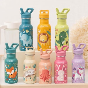 Op de afbeelding: Een collectie van acht kleurrijke metalen drinkflessen met rietjesdeksels, elk voorzien van een unieke dierenillustratie en een naam. De flessen tonen ontwerpen met een olifant, leeuw, dinosaurus, vos, luiaard, octopus, konijn en een eenhoorn.