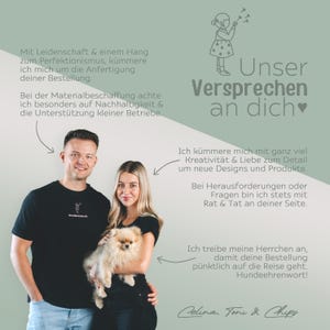 May include: A man and a woman standing together, with the woman holding a small, fluffy, light-brown Pomeranian dog. They are wearing black t-shirts. The image includes German text and a line drawing of a child blowing on a dandelion.