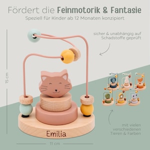Peut inclure: Un jeu de labyrinthe de perles en bois avec un design de chat. Le jouet mesure 15 cm de haut et 11 cm de large, avec un cadre rose, des perles en bois et un dessus en forme de chat. La base est grav&eacute;e du nom "Emilia".