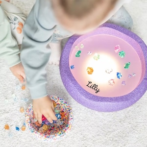 Può includere: Set di tre tazze in ceramica con finitura opaca e macchiettata. Le tazze sono nei toni del crema, grigio chiaro e grigio scuro. Ogni tazza ha un design semplice e minimalista.