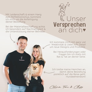 Puede incluir: Un hombre y una mujer de pie juntos, con la mujer sosteniendo un perro pomerania peque&ntilde;o, esponjoso y de color claro. La imagen incluye texto en alem&aacute;n que detalla promesas comerciales, una ilustraci&oacute;n de un ni&ntilde;o y los nombres Celina, Toni & Chips.
