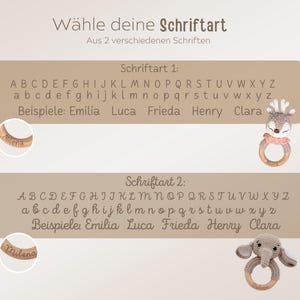 K&ouml;nnte beinhalten: Zwei Schriftarten f&uuml;r eine personalisierte Babyrassel. Die erste Schriftart ist eine klassische Serifenschrift, die zweite ist eine l&auml;ssigere Kursivschrift. Beispiele f&uuml;r Namen in jeder Schriftart sind: Emilia, Luca, Frieda, Henry und Clara.