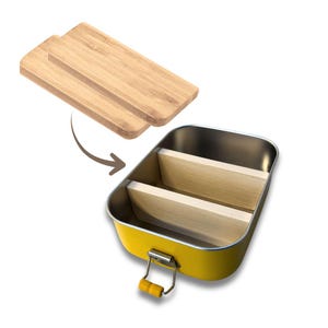 Könnte beinhalten: Eine gelbe und Edelstahl-Lunchbox mit zwei Holzteilern und zwei Holzdeckeln. Die Lunchbox hat einen Griff und einen Metallverschluss. Die Holzdeckel sind rechteckig.
