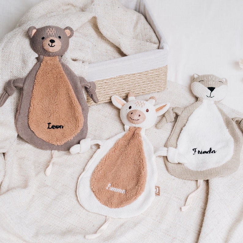 Personalisierbares Schnuffeltuch in Tierform, bestickt mit Namen. Perfekt für Babys zum Kuscheln und Träumen. Hergestellt aus weichem Strick- und Teddystoff, ideal als liebevolles Geschenk zur Geburt oder Taufe. Größe: ca. 27 x 29 cm.