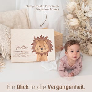 Puede incluir: Una placa de madera rectangular con una ilustraci&oacute;n de le&oacute;n estilo acuarela y texto grabado Matteo, 17. September 2024, 03:34 Uhr, 4030 g, 52 cm. La placa incluye el texto Das perfekte Geschenk f&uuml;r jeden Anlass.