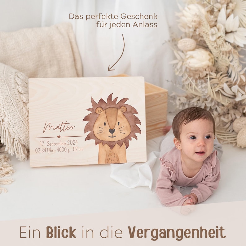 Puede incluir: Una placa de madera rectangular con una ilustraci&oacute;n de le&oacute;n estilo acuarela y texto grabado Matteo, 17. September 2024, 03:34 Uhr, 4030 g, 52 cm. La placa incluye el texto Das perfekte Geschenk f&uuml;r jeden Anlass.