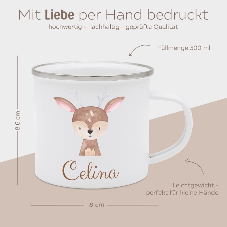 Puede incluir: Una taza de esmalte blanco con una ilustraci&oacute;n de un ciervo marr&oacute;n y el nombre Celina en letra cursiva marr&oacute;n. La taza tiene un borde plateado, una capacidad de 300 ml, una altura de 8,6 cm y un di&aacute;metro de 8 cm, con texto en alem&aacute;n.