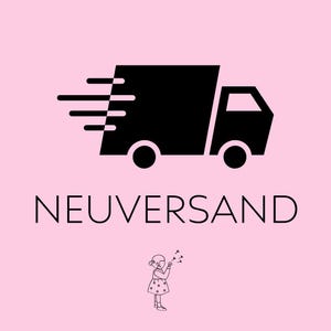 Peut inclure: Graphique d'un camion de livraison noir avec des lignes de vitesse, le mot "NEUVERSAND" et une petite illustration d'une fille soufflant sur des pissenlits, le tout sur fond rose.