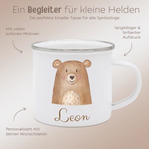 Puede incluir: Una taza de esmalte blanca con borde y asa plateados, con una ilustraci&oacute;n de un oso pardo y el nombre Leon impreso en letra cursiva marr&oacute;n. El texto en la imagen incluye Ein Begleiter f&uuml;r kleine Helden, Die perfekte Emaille-Tasse f&uuml;r alle Spr&ouml;sslinge, Mit vielen sch&ouml;nen Motiven, langlebiger & brillanter Aufdruck, y Personalisiert mit deinen Wunschdaten.