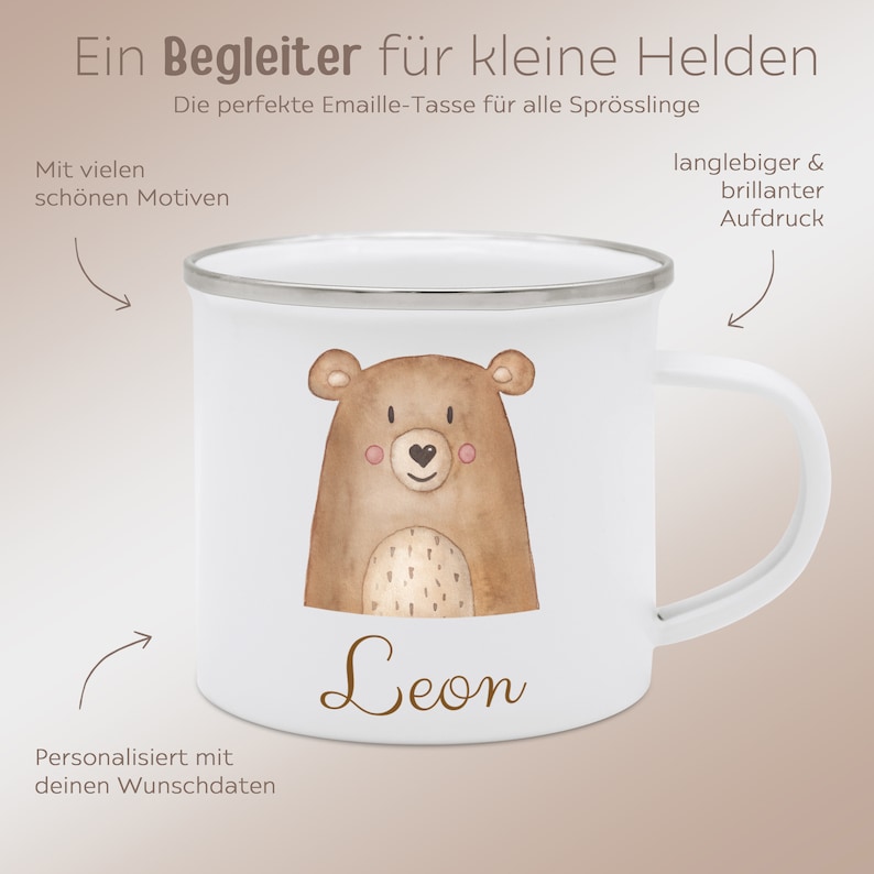 Puede incluir: Una taza de esmalte blanca con borde y asa plateados, con una ilustraci&oacute;n de un oso pardo y el nombre Leon impreso en letra cursiva marr&oacute;n. El texto en la imagen incluye Ein Begleiter f&uuml;r kleine Helden, Die perfekte Emaille-Tasse f&uuml;r alle Spr&ouml;sslinge, Mit vielen sch&ouml;nen Motiven, langlebiger & brillanter Aufdruck, y Personalisiert mit deinen Wunschdaten.