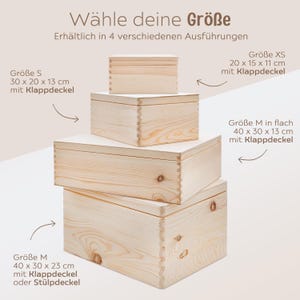 May include: Four wooden boxes stacked on top of each other. The boxes are available in four sizes: XS, S, M, and M in flat. The boxes have a hinged lid and are made of natural wood. The text on the image reads: "W&auml;hle deine Gr&ouml;&szlig;e" and "Erh&auml;ltlich in 4 verschiedenen Ausf&uuml;hrungen".
