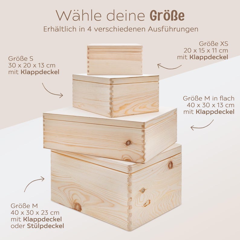 May include: Four wooden boxes stacked on top of each other. The boxes are available in four sizes: XS, S, M, and M in flat. The boxes have a hinged lid and are made of natural wood. The text on the image reads: "W&auml;hle deine Gr&ouml;&szlig;e" and "Erh&auml;ltlich in 4 verschiedenen Ausf&uuml;hrungen".