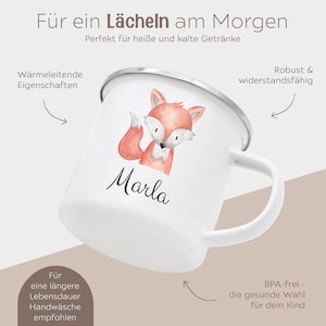 Puede incluir: Una taza de esmalte blanco con borde plateado que presenta una ilustraci&oacute;n en acuarela de un zorro y el nombre Marla en letra cursiva negra. El texto en la imagen incluye: F&uuml;r ein L&auml;cheln am Morgen, Perfekt f&uuml;r hei&szlig;e und kalte Getr&auml;nke, W&auml;rmeleitende Eigenschaften, Robust & widerstandsf&auml;hig, F&uuml;r eine l&auml;ngere Lebensdauer Handw&auml;sche empfohlen, BPA-frei - die gesunde Wahl f&uuml;r dein Kind.