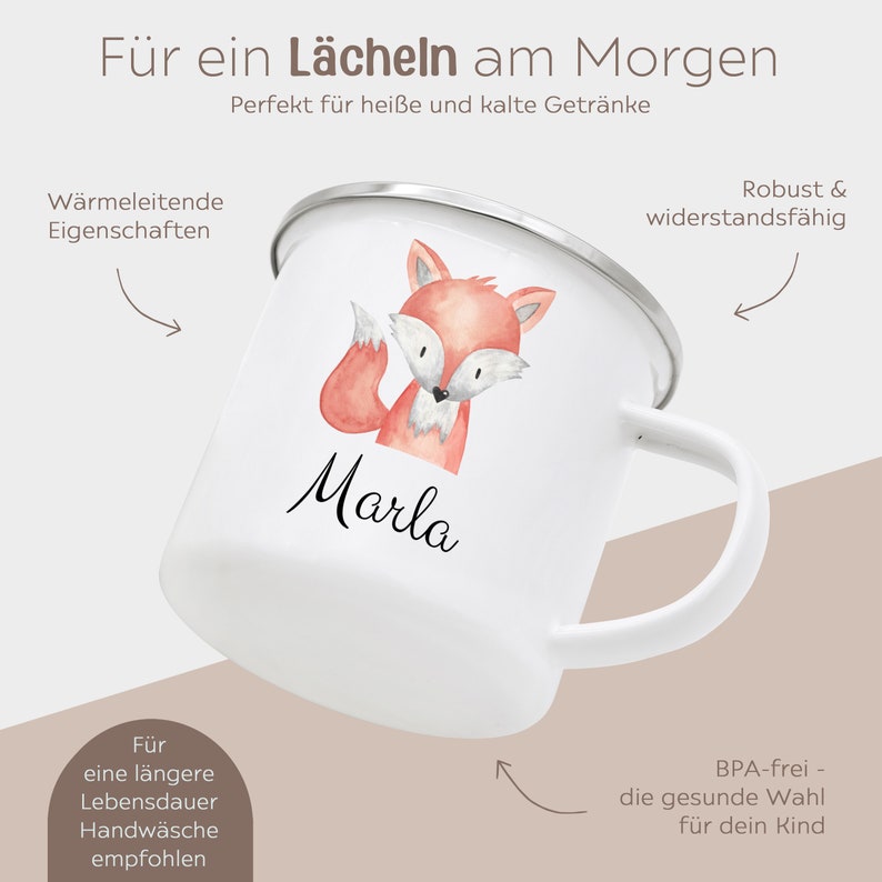 Puede incluir: Una taza de esmalte blanco con borde plateado que presenta una ilustraci&oacute;n en acuarela de un zorro y el nombre Marla en letra cursiva negra. El texto en la imagen incluye: F&uuml;r ein L&auml;cheln am Morgen, Perfekt f&uuml;r hei&szlig;e und kalte Getr&auml;nke, W&auml;rmeleitende Eigenschaften, Robust & widerstandsf&auml;hig, F&uuml;r eine l&auml;ngere Lebensdauer Handw&auml;sche empfohlen, BPA-frei - die gesunde Wahl f&uuml;r dein Kind.