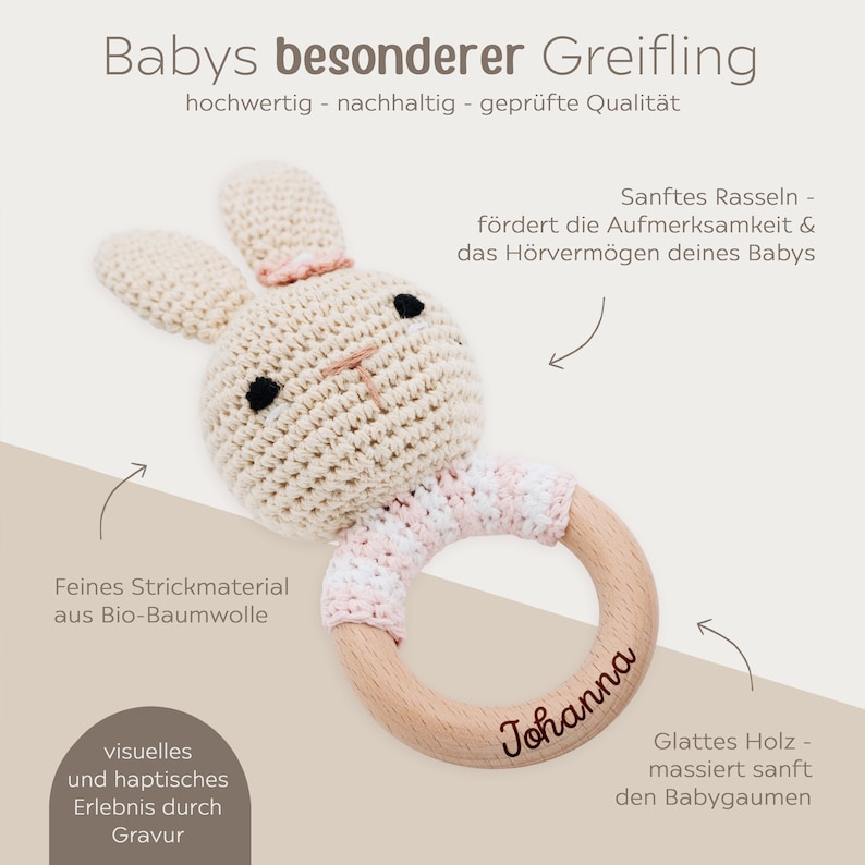 K&ouml;nnte beinhalten: Ein geh&auml;keltes Hasenrassel mit einem Holzring. Der Ring ist mit dem Namen "Johanna" graviert. Die Rassel ist aus Bio-Baumwolle gefertigt und hat ein weiches, nat&uuml;rliches Gef&uuml;hl.