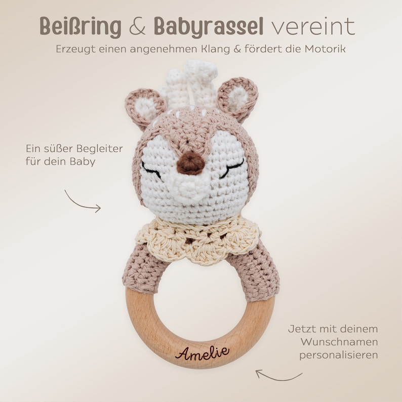 K&ouml;nnte beinhalten: Eine geh&auml;kelte Hirschratsche mit einem Holzring, personalisiert mit dem Namen "Amelie". Die Rassel ist beige und braun mit einem wei&szlig;en Gesicht. Der Text "Bei&szlig;ring & Babyrassel vereint" ist oben im Bild zu sehen.