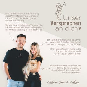 May include: A couple with a small dog are standing in front of a light pink background with text that reads "Unser Versprechen an dich". The text is surrounded by a white border. The couple is smiling and looking at the camera. The text below the couple reads "Ich k&uuml;mmere mich mit ganz viel Kreativit&auml;t & Liebe zum Detail um neue Designs und Produkte. Bei Herausforderungen oder Fragen bin ich stets mit Rat & Tat an deiner Seite. Ich treibe meine Herrchen an, damit deine Bestellung p&uuml;nktlich auf die Reise geht. Hundeehrenwort! Celina, Toni & Chips".