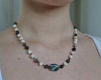 Beaded stone necklace green