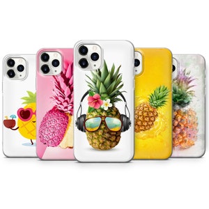Op de afbeelding: Vier verschillende iPhone-hoesjes met ananasontwerpen. De eerste hoes heeft een cartoon-ananas met een zonnebril en een tropisch drankje. De tweede hoes heeft een roze ananas met groene bladeren. De derde hoes heeft een ananas met een zonnebril en koptelefoon. De vierde hoes heeft een aquarel-ananas met groene bladeren.