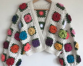 Gehäkelter Jumbo-Cardigan mit Blumenmuster, handgemachter bunter Rosen-Cardigan, quadratischer Oma-Cardigan, trendige Jacke, einzigartiges Geschenk für sie, bunte Jacke