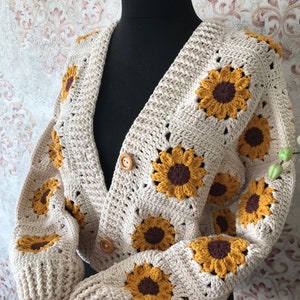 ひまわりのかぎ針編みのクロップド丈カーディガン（女性用）、かぎ針編みの花柄カーディガン、手作りやクリスマスのギフトに最適な大人用カーディガン